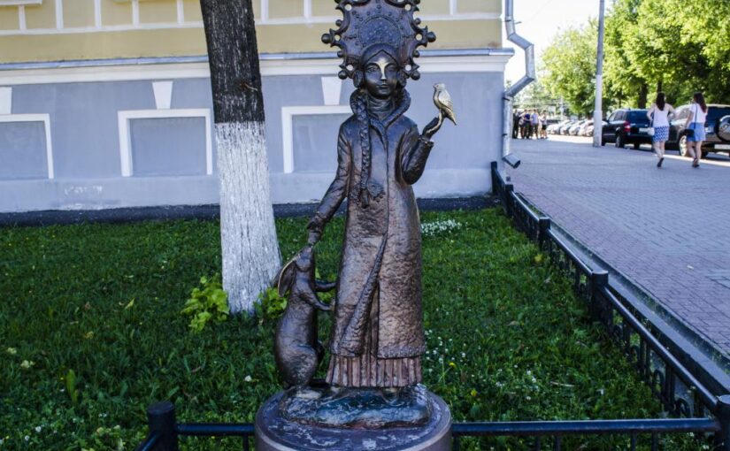 Изящная или “слишком маленькая”: памятник Снегурочке в Костроме не оставил никого равнодушным
