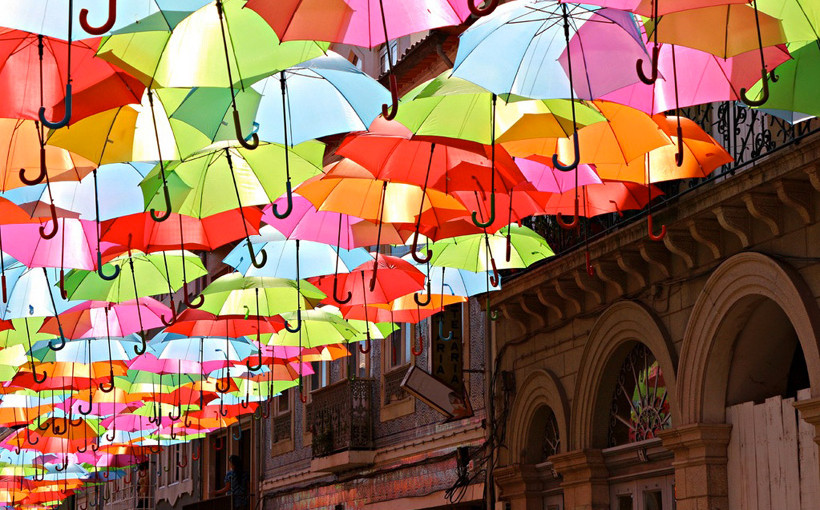 От дождя и солнца. Разноцветная инсталляция на улицах Португалии